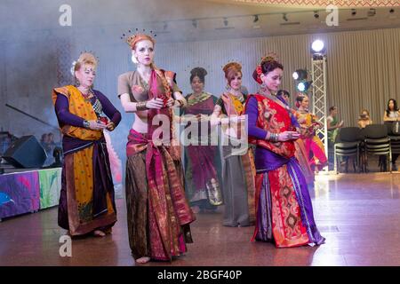 Kiev, Ukraine - 30 juillet 2017: Les femmes exécutent des danses orientales dans des kostums nationaux indiens au festival 'VedaLife' Banque D'Images