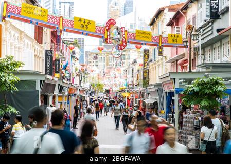 Singapour, 2019 octobre : rue animée et surpeuplée dans le quartier de Chinatown. Décorations orientales chinoises dans une rue pleine de boutiques de souvenirs Banque D'Images