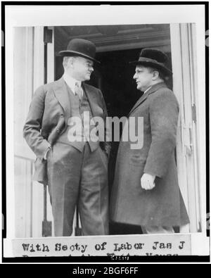 Herbert Hoover et la ministre du Travail, James J. Davis, trois-quarts portrait, debout dans la porte de la Maison Blanche, en face de l'autre Banque D'Images