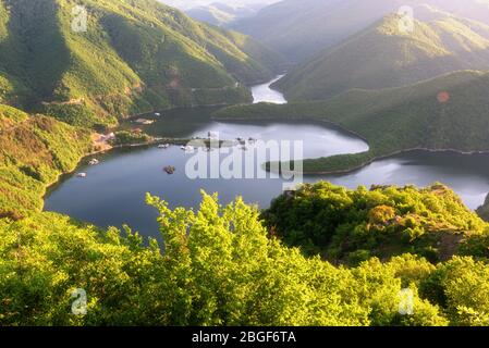 Paysage de printemps étonnant de Meander du réservoir de Vacha, Rhodopes Mountain, Bulgarie Banque D'Images