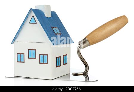 Maison en bois sur truelle et carreaux, isolée sur blanc Banque D'Images