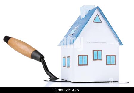 Maison en bois sur truelle et carreaux, isolée sur blanc Banque D'Images