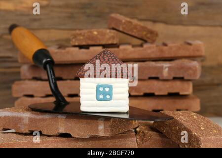 Maison en bois sur truelle et carreaux, gros plan Banque D'Images