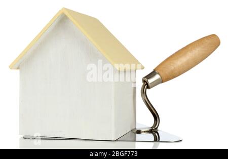 Maison en bois sur truelle et carreaux, isolée sur blanc Banque D'Images