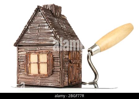 Maison en bois sur truelle et carreaux, isolée sur blanc Banque D'Images