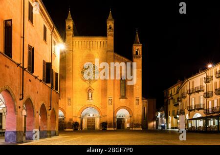 Piazza Risorgimento, place principale de l'Alba (Piémont, Italie) la nuit, avec la façade de la cathédrale Saint-Laurent Banque D'Images