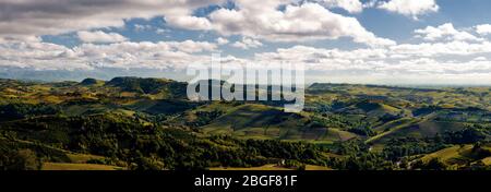 Vignes et collines des Langhe (piémont, Italie) depuis la terrasse panoramique de Diano d'Alba Banque D'Images