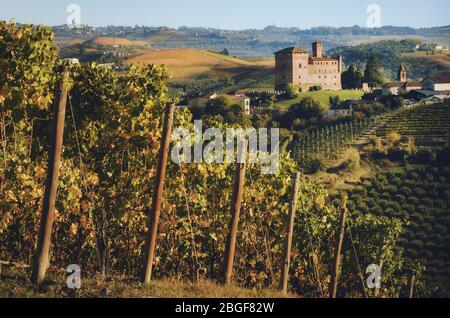 Coucher de soleil en automne, pendant la récolte, au château de Grinzane Cavour, entouré par les vignobles des Langhe, quartier viticole de l'Italie Banque D'Images