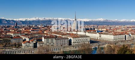 Panorama d'hiver de Turin (Piémont, Italie), avec la Mole Antonelliana, la place Vittorio Veneto et les montagnes enneigées sur le fond Banque D'Images