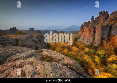 Rochers de Belogradchik. Magnifique vue du matin sur les rochers de Belogradchik en Bulgarie, illuminée par le soleil d'automne. Banque D'Images