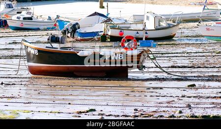 Bateaux de pêche en attente de la marée dans Newquay Harbour. Cornwall. Banque D'Images