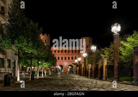 Vestiges de la porte Palatina, entrée ancienne de Turin (Italie) la nuit. La porte Palatina a été édiée à l'âge romain au premier siècle avant J.-C. Banque D'Images