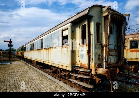 vieux wagons rouillés et trains sur une plate-forme ferroviaire abandonnée Banque D'Images