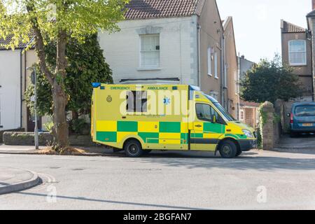 Bristol-avril-2020-Angleterre- vue rapprochée d'une ambulance jaune qui attend à l'extérieur d'une maison dans des étangs à poissons pour un malade Banque D'Images
