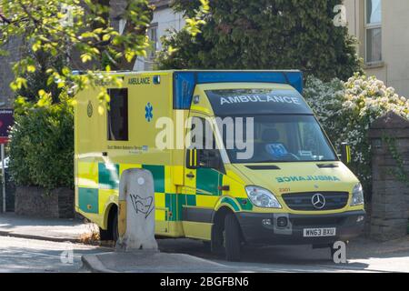 Bristol-avril-2020-Angleterre- vue rapprochée d'une ambulance jaune qui attend à l'extérieur d'une maison dans des étangs à poissons pour un malade Banque D'Images
