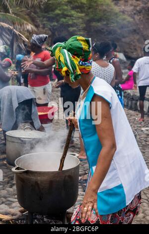 Femme en cuisine à la fête de pêcheurs à Cidade Velha, au Cap-Vert Banque D'Images