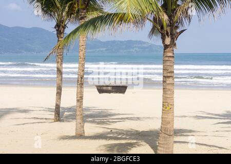 Vietnam Beach - bateau rond à My Khe Beach à Da Nang au Vietnam, en Asie du Sud-est. Banque D'Images