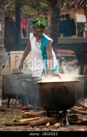 Femme en cuisine à la fête de pêcheurs à Cidade Velha, au Cap-Vert Banque D'Images