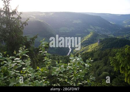 Blick vom Felskamm les Sommètres à die Schlucht des Doubs im gleichnamigen Naturapark Banque D'Images