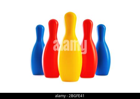 Jeu de bowling. Quilles et jouets à balles isolés sur fond blanc. Banque D'Images