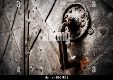 Un knocker ancien en fer sur une porte médiévale du château Banque D'Images