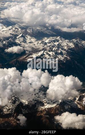 Alpes autrichiennes montagnes vues depuis une fenêtre d'avion Banque D'Images