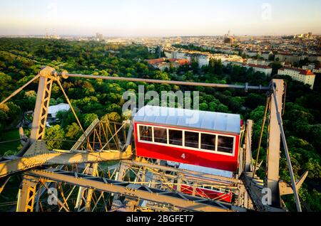Coucher de soleil panorama de Vienne à partir du célèbre Prater Riesenrad, ancienne roue géante de ferris et célèbre monument de la ville Banque D'Images