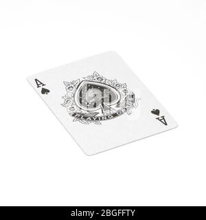 ACE of Spades carte de jeu sur blanc Banque D'Images