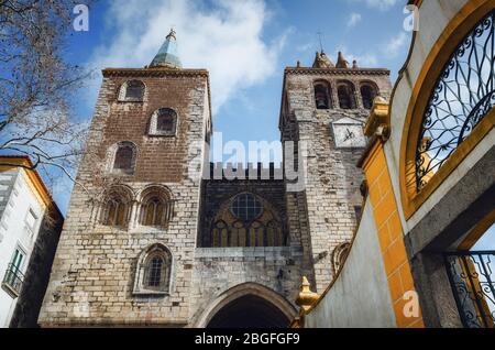 Vue extérieure de la cathédrale d'Evora (se da Evora), principale église monumentale de la région d'Alentejo au Portugal, dédiée à l'hypothèse du vi Banque D'Images