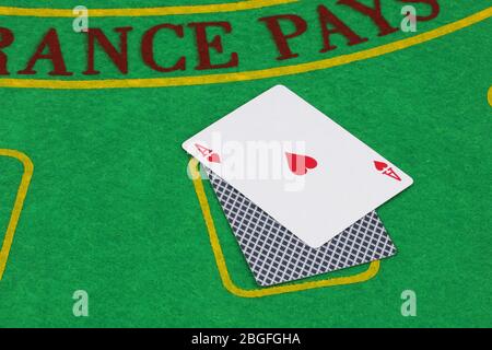 Blackjack As of hearts over on card table gagnant main Business concept Banque D'Images