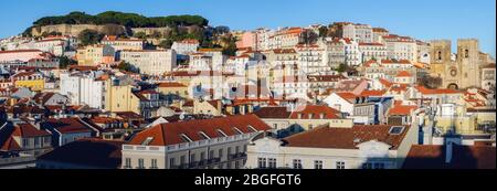 Coucher de soleil panorama sur le quartier d'Alfama à Lisbonne, Portugal, avec le célèbre château de Sao Jorge sur le sommet de la colline et la cathédrale de Santa Maria Maior Banque D'Images