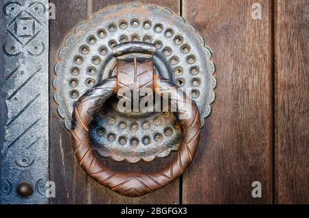 Un knocker ancien en fer sur une porte médiévale de l'église Banque D'Images