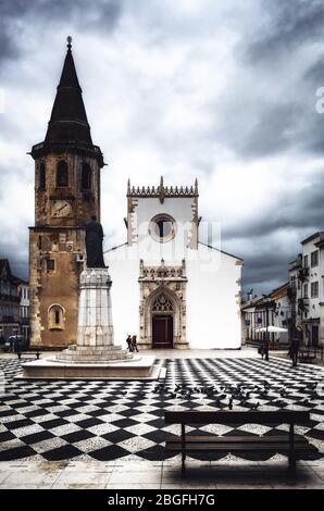 La célèbre église de Sao Joao Baptista à Praca da Republica, place principale de Tomar, Portugal, ancienne ville édiée par l'ordre des templar chevalier Banque D'Images