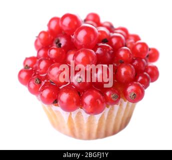 Délicieux muffin avec cassis rouge isolé sur blanc Banque D'Images