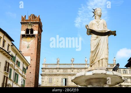 Vérone, Italie - vue sur la fontaine de notre Dame (Fontana Madonna) sur la place Piazza delle Erbe. Banque D'Images