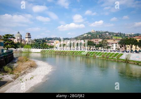 Vue sur la rivière Adige depuis le pont Ponte Pietra à Vérone, Italie. Banque D'Images