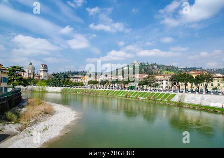 Vue sur la rivière Adige depuis le pont Ponte Pietra à Vérone, Italie. Banque D'Images