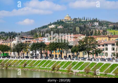 Vue sur la rivière Adige depuis le pont Ponte Pietra à Vérone, Italie. Banque D'Images