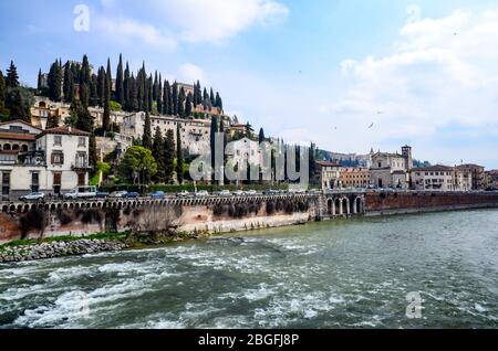 Vue sur la rivière Adige depuis le pont Ponte Pietra à Vérone, Italie. Banque D'Images