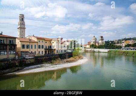 Vue sur la rivière Adige depuis le pont Ponte Pietra à Vérone, Italie. Banque D'Images