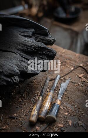 Un atelier de sculpteurs en bois avec des outils. Banque D'Images