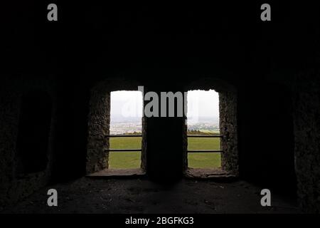 Fenêtres dans le vieux pavillon de chasse fortifié Hell Fire Club, surplombant la ville de Dublin hazy. Banque D'Images