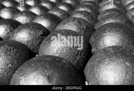 pile de vieilles boules de canon rouillé en noir et blanc Banque D'Images