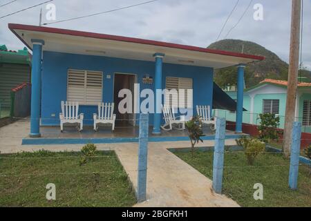 Maison d'accueil traditionnelle casa particulier avec chaises à bascule à Viñales, Cuba Banque D'Images