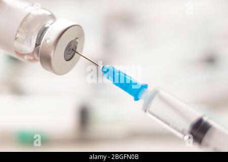 Composition du médicament dans la seringue à partir de la bouteille de verre. Gros plan de l'ampoule et de l'aiguille de la seringue. Banque D'Images