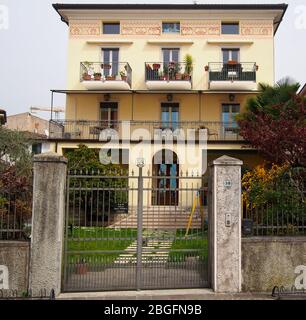 Historisches Haus am Gardasee Italien Banque D'Images