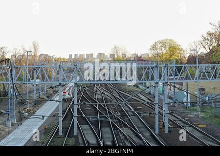Poznan, Wielkopolska, Pologne. 18 avril 2020. Le samedi matin à Poznan. En Pologne, il y a des limites dans le fonctionnement quotidien en raison de la pandémie de coronavirus et bien que le temps soit assez bon et le printemps est tentant, les gens sont raisonnables et restent à la maison. Le 20 avril prochain, le premier assouplissement des restrictions liées à l'épidémie en Pologne - la « nouvelle normalité » est le nom de nouvelles mesures prises par le gouvernement polonais. Crédit: Dawid Tatarkiewicz/ZUMA Wire/Alay Live News Banque D'Images