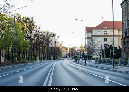 Poznan, Wielkopolska, Pologne. 18 avril 2020. Le samedi matin à Poznan. En Pologne, il y a des limites dans le fonctionnement quotidien en raison de la pandémie de coronavirus et bien que le temps soit assez bon et le printemps est tentant, les gens sont raisonnables et restent à la maison. Le 20 avril prochain, le premier assouplissement des restrictions liées à l'épidémie en Pologne - la « nouvelle normalité » est le nom de nouvelles mesures prises par le gouvernement polonais. Crédit: Dawid Tatarkiewicz/ZUMA Wire/Alay Live News Banque D'Images
