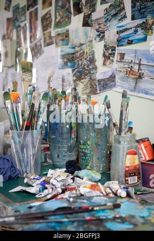Pinceaux dans un studio d'artistes. Banque D'Images