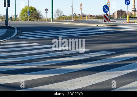 Poznan, Wielkopolska, Pologne. 18 avril 2020. Le samedi matin à Poznan. En Pologne, il y a des limites dans le fonctionnement quotidien en raison de la pandémie de coronavirus et bien que le temps soit assez bon et le printemps est tentant, les gens sont raisonnables et restent à la maison. Le 20 avril prochain, le premier assouplissement des restrictions liées à l'épidémie en Pologne - la « nouvelle normalité » est le nom de nouvelles mesures prises par le gouvernement polonais. Crédit: Dawid Tatarkiewicz/ZUMA Wire/Alay Live News Banque D'Images